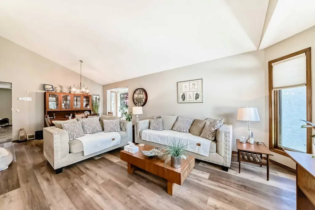 36 Shannon Road SW Calgary AB T2Y 2z6