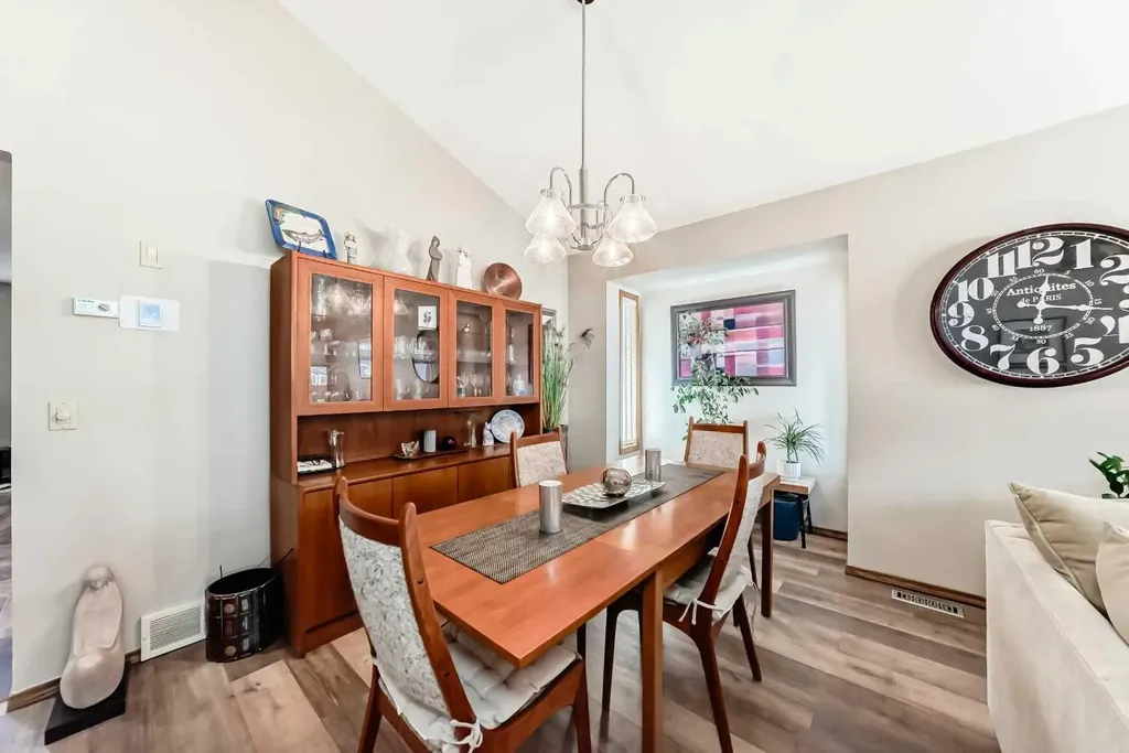 36 Shannon Road SW Calgary AB T2Y 2z6