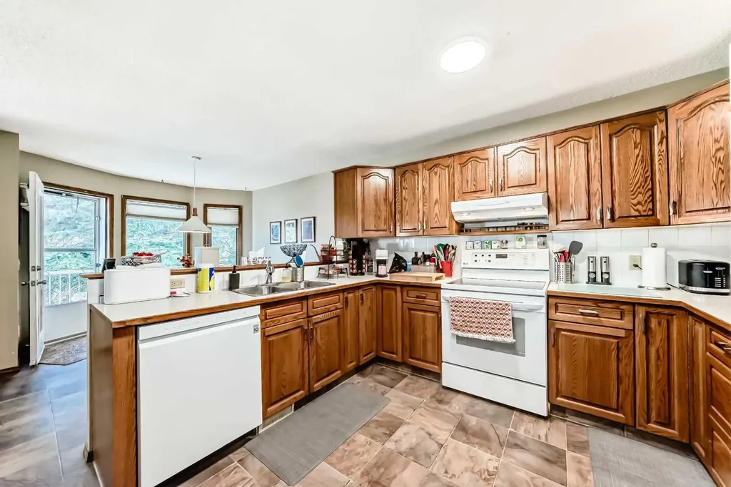 36 Shannon Road SW Calgary AB T2Y 2z6