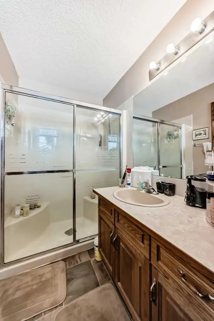 36 Shannon Road SW Calgary AB T2Y 2z6
