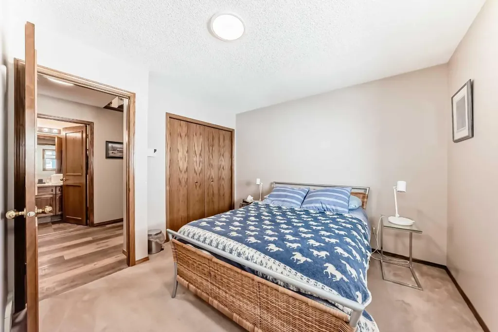 36 Shannon Road SW Calgary AB T2Y 2z6