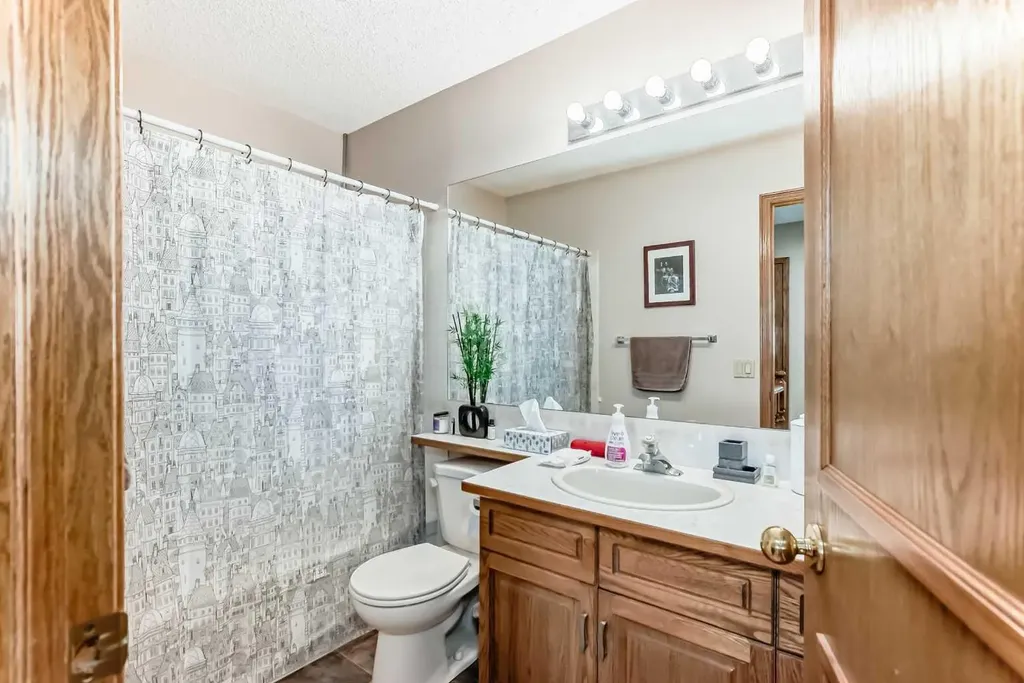 36 Shannon Road SW Calgary AB T2Y 2z6