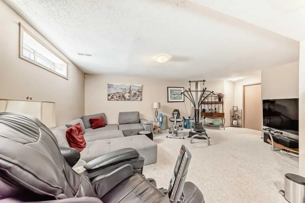 36 Shannon Road SW Calgary AB T2Y 2z6
