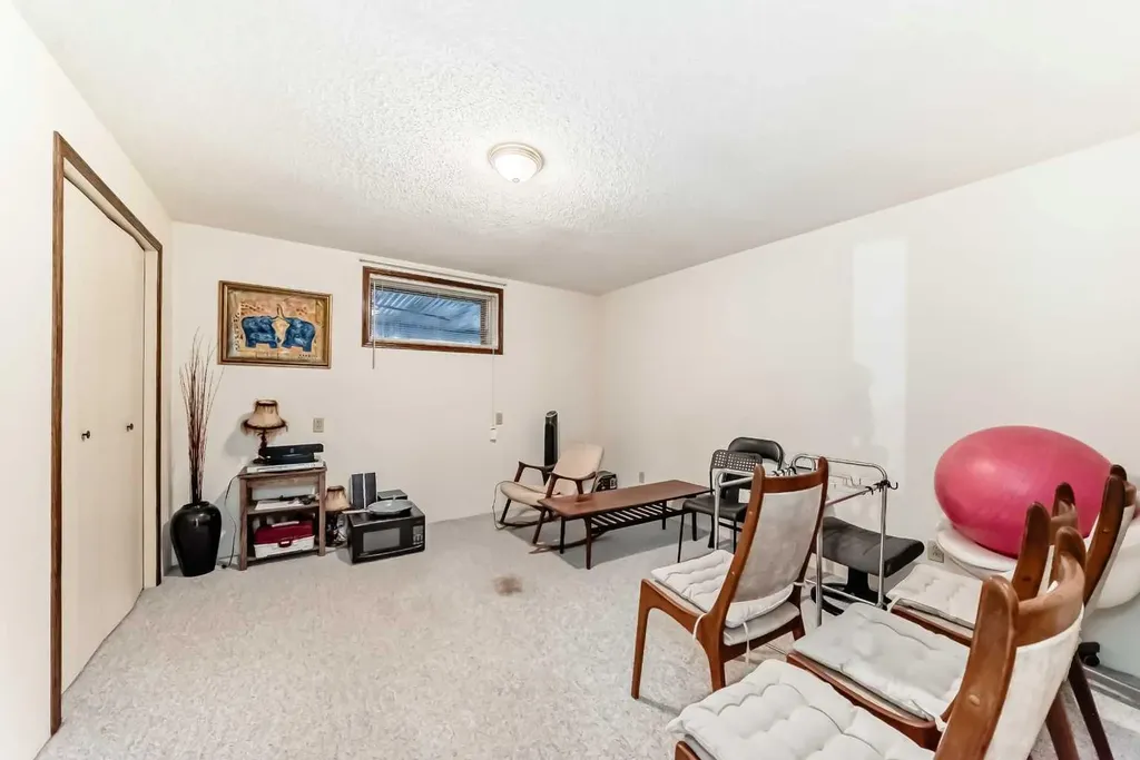 36 Shannon Road SW Calgary AB T2Y 2z6