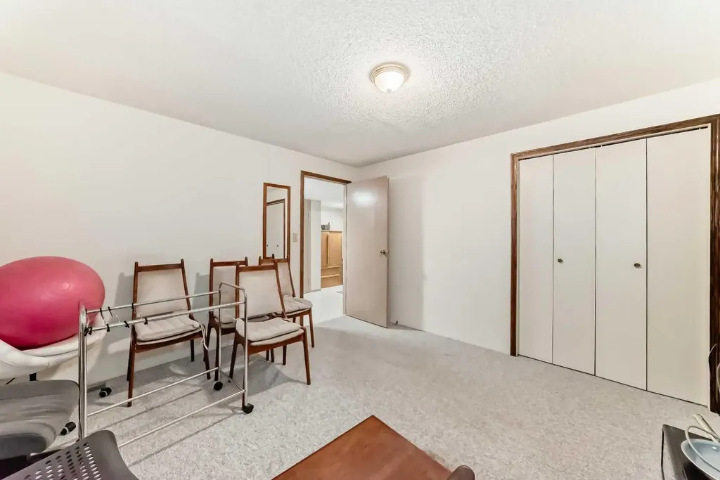 36 Shannon Road SW Calgary AB T2Y 2z6