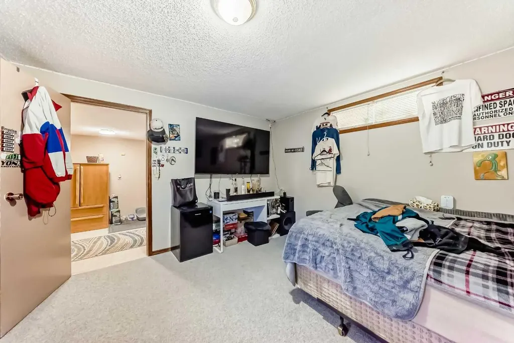 36 Shannon Road SW Calgary AB T2Y 2z6