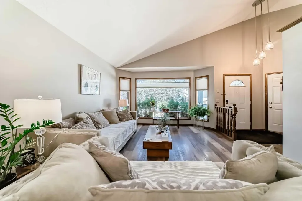 36 Shannon Road SW Calgary AB T2Y 2z6