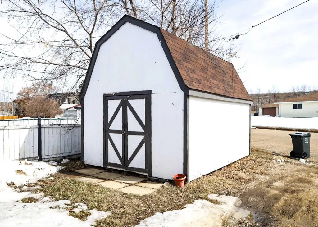 11237 91 Street Peace River AB T8S 1P7