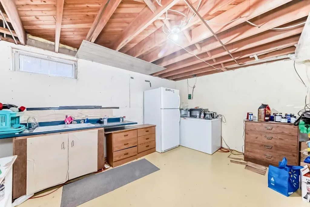 2106 24 Street S Lethbridge AB T1k 2M5