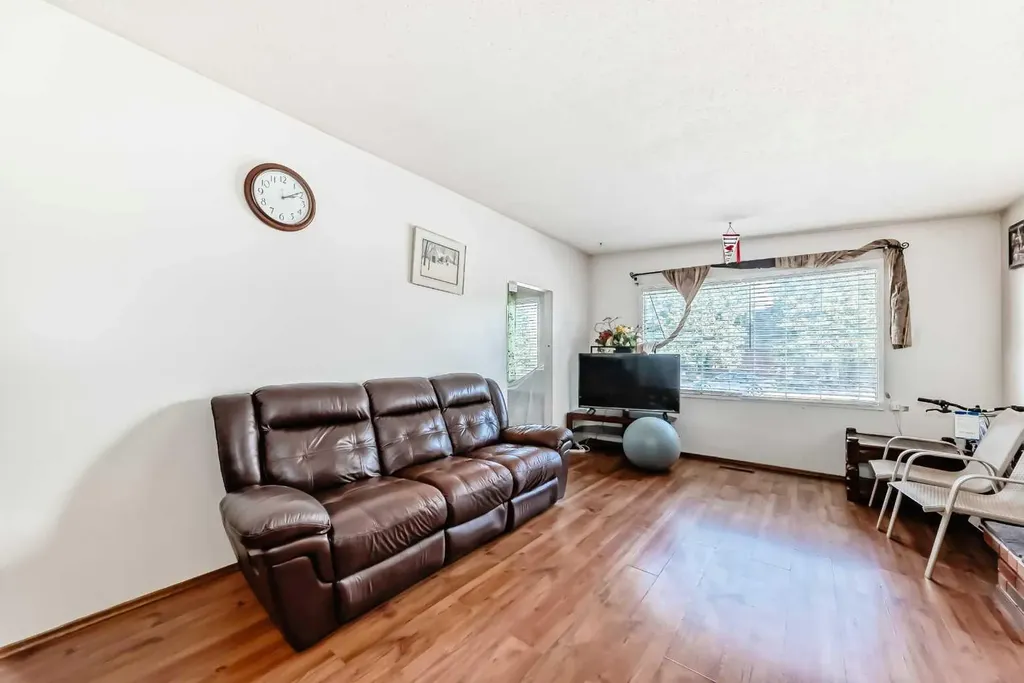 2106 24 Street S Lethbridge AB T1k 2M5