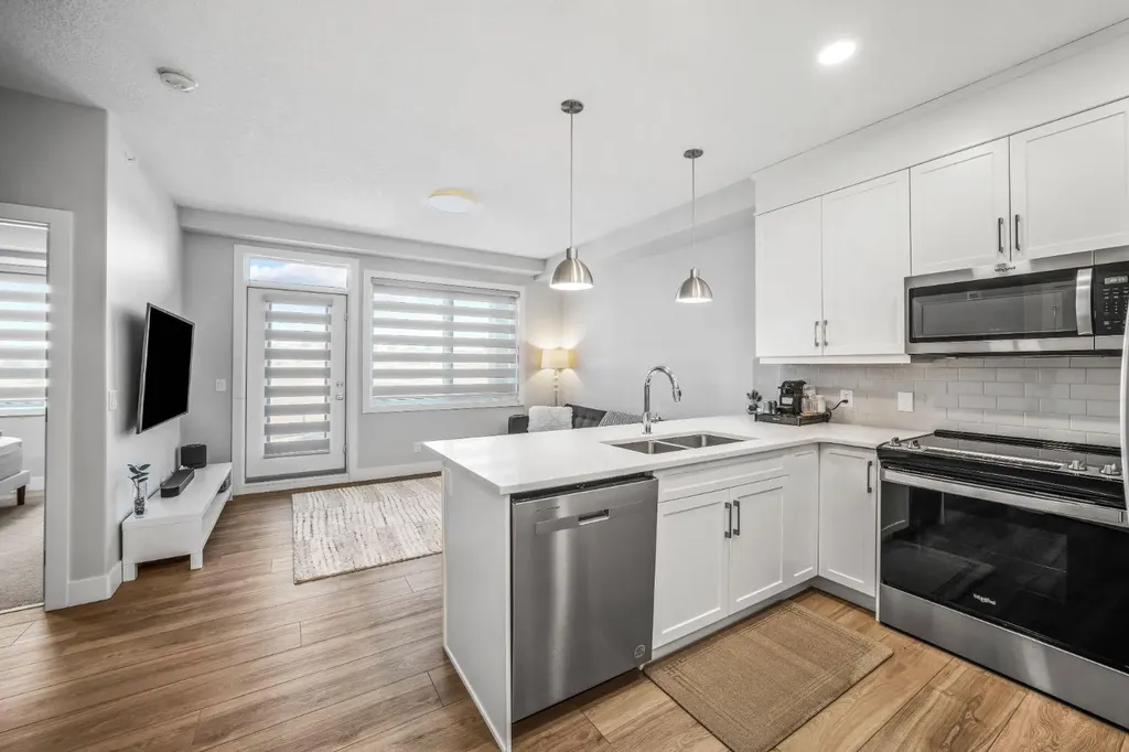8355 19 Avenue SW Calgary AB T3H 6G3