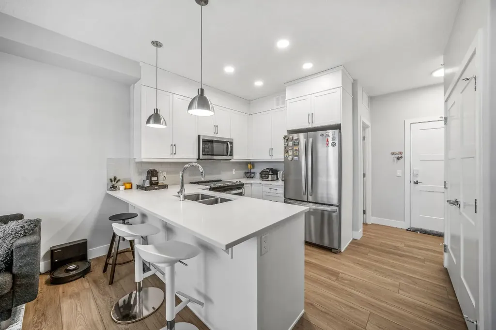 8355 19 Avenue SW Calgary AB T3H 6G3