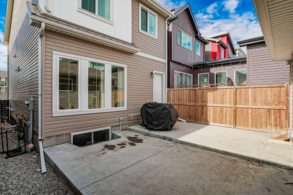 226 148 Avenue NW Calgary AB T3P 1N1