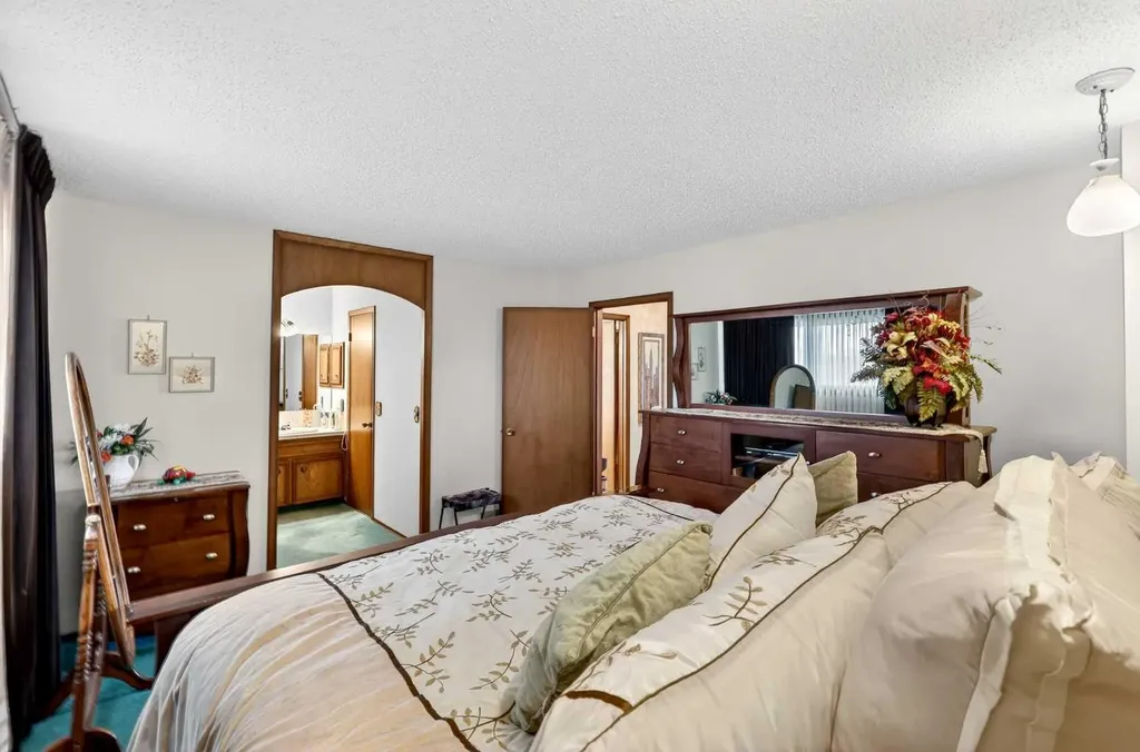 168 Templewood Drive NE Calgary AB T1Y4G8