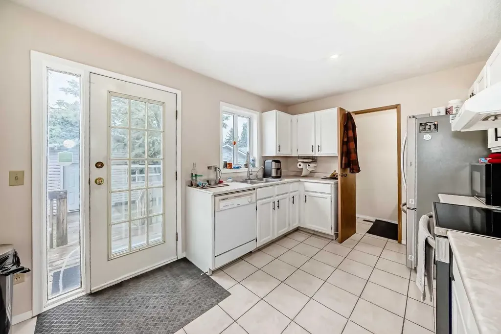 110 Edgeburn Crescent NW Calgary AB T3A 4K3