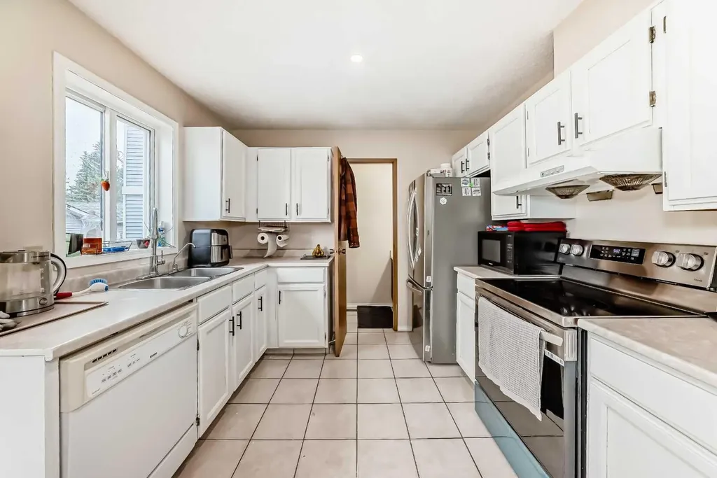 110 Edgeburn Crescent NW Calgary AB T3A 4K3
