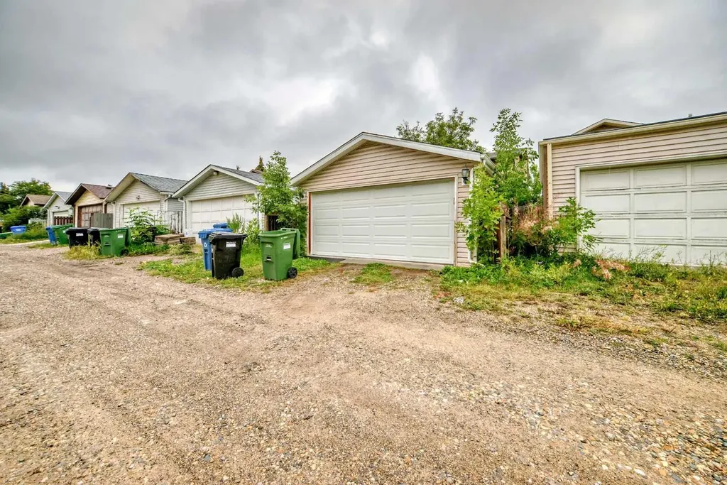 110 Edgeburn Crescent NW Calgary AB T3A 4K3