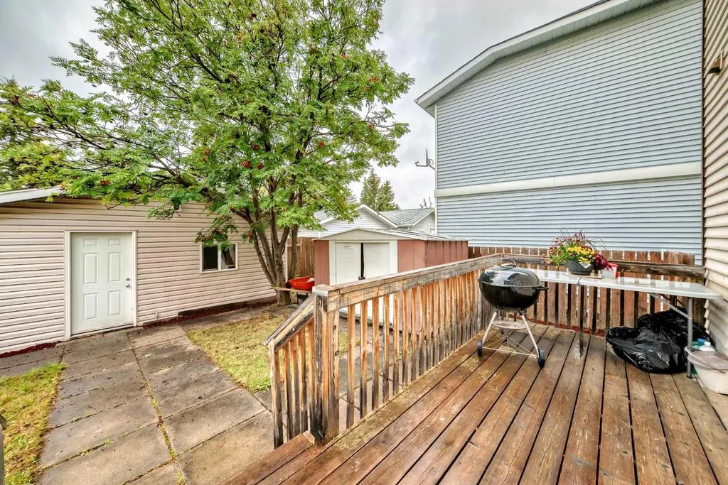 110 Edgeburn Crescent NW Calgary AB T3A 4K3