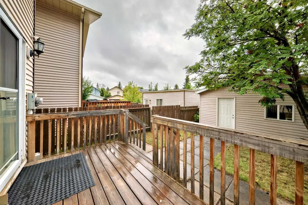 110 Edgeburn Crescent NW Calgary AB T3A 4K3