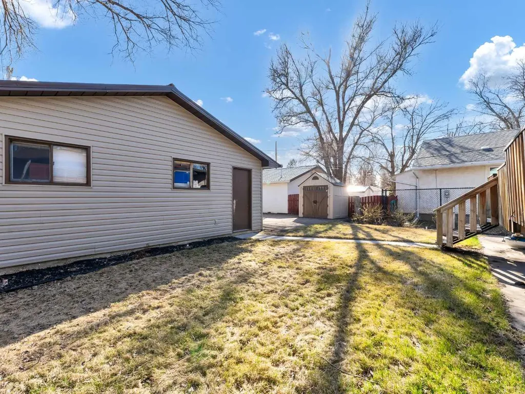 109 9 Street NE Medicine Hat AB T1A 5S2