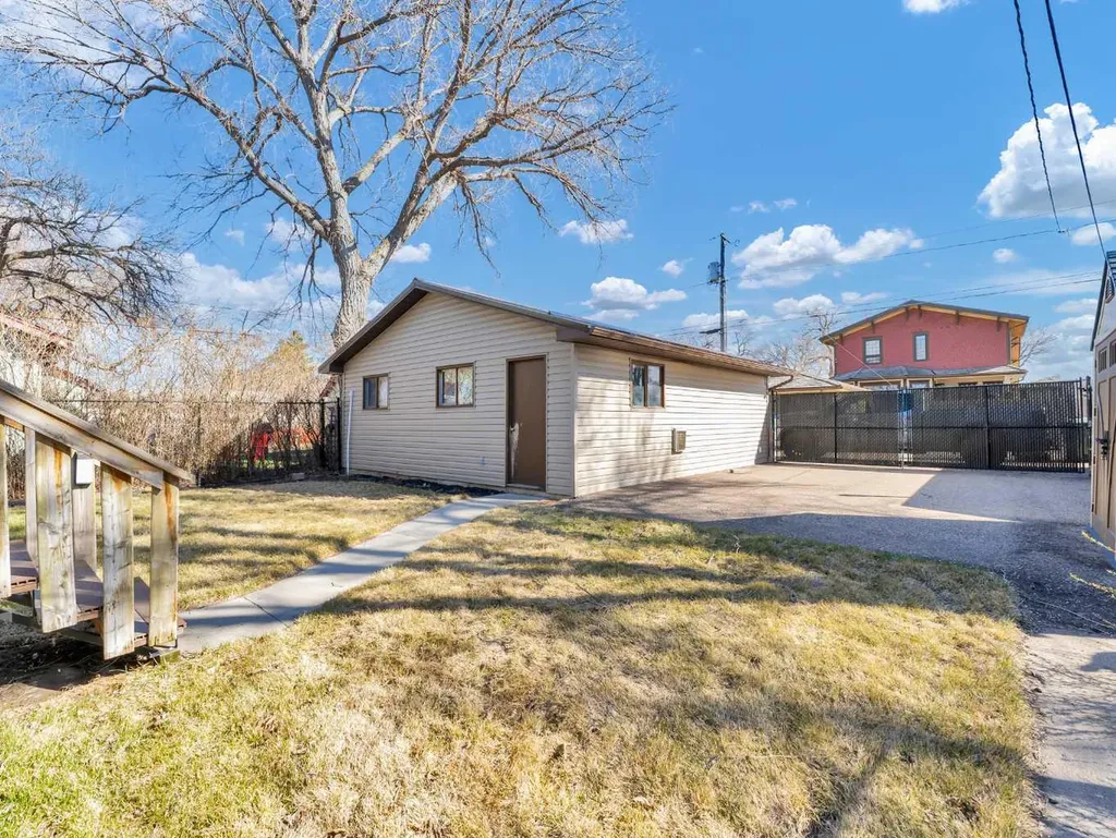 109 9 Street NE Medicine Hat AB T1A 5S2