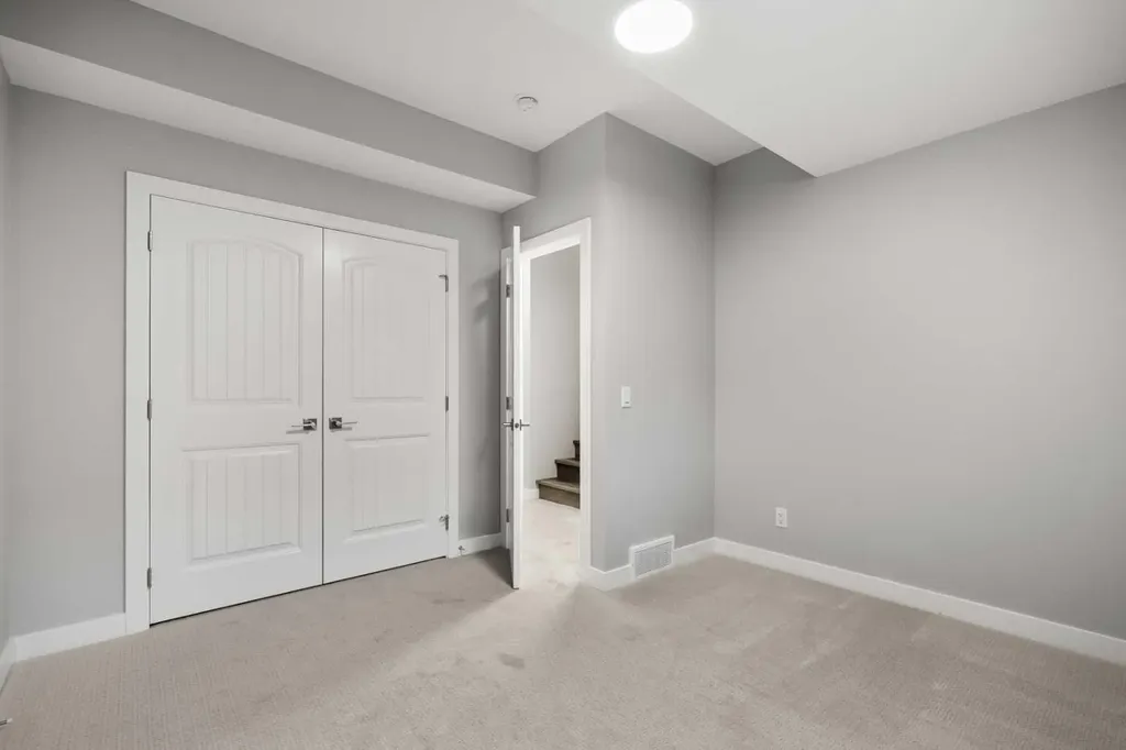 1058 Alpine Avenue SW Calgary AB T2Y 0T1