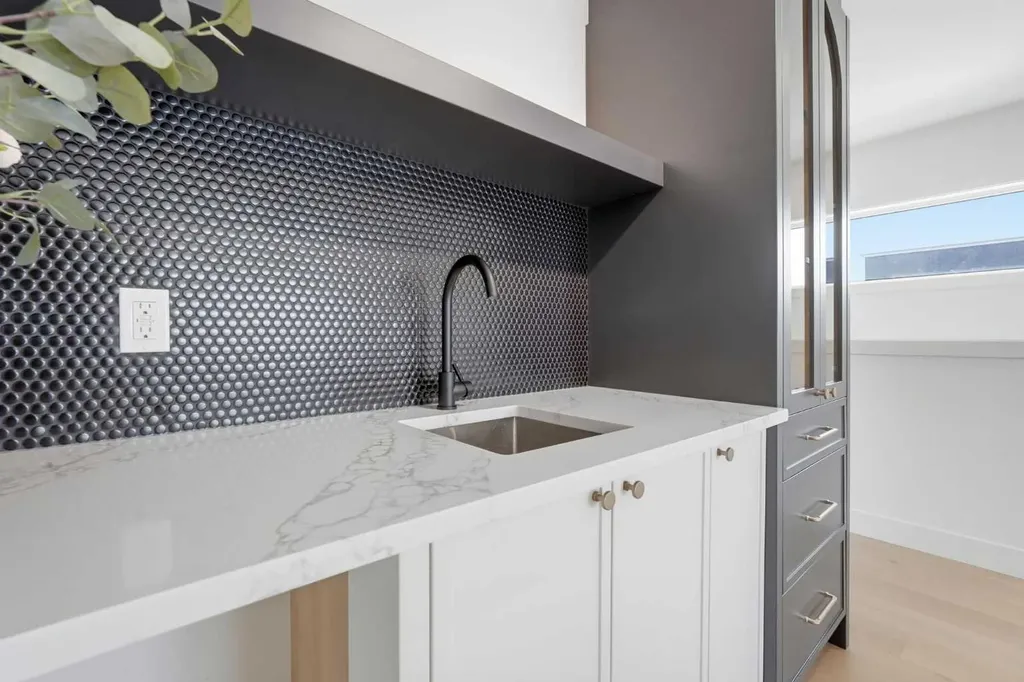 2521 19a Street SW Calgary AB T2T 4Z1