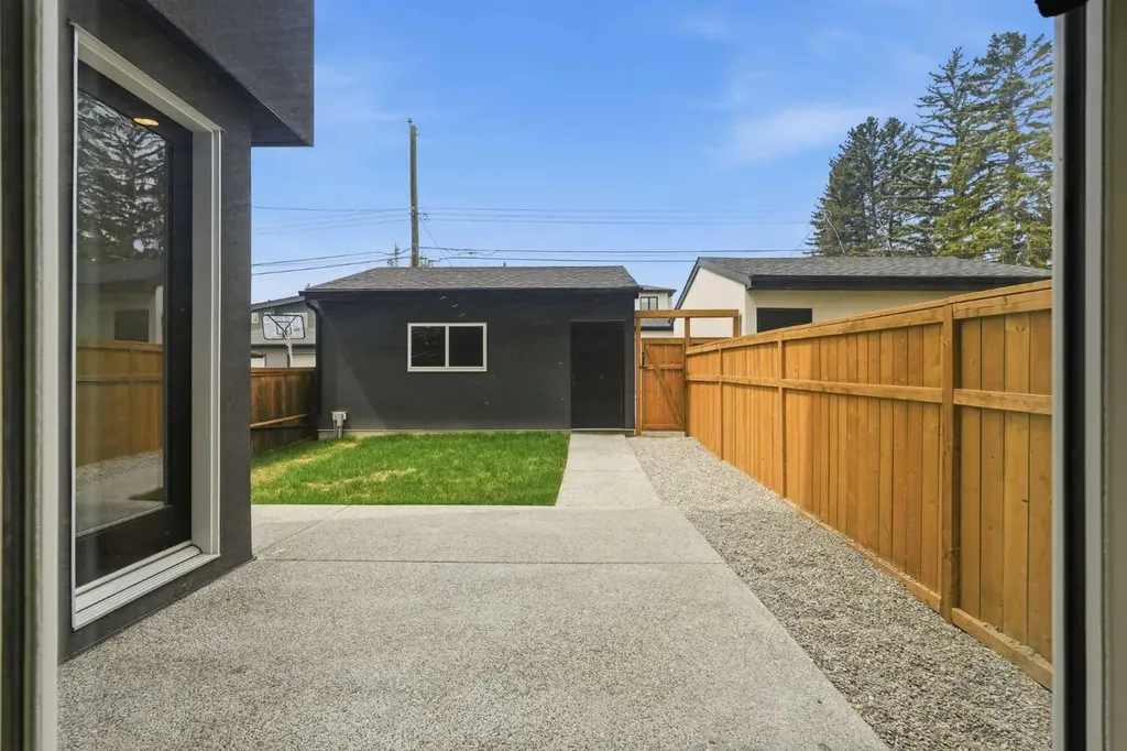 2521 19a Street SW Calgary AB T2T 4Z1
