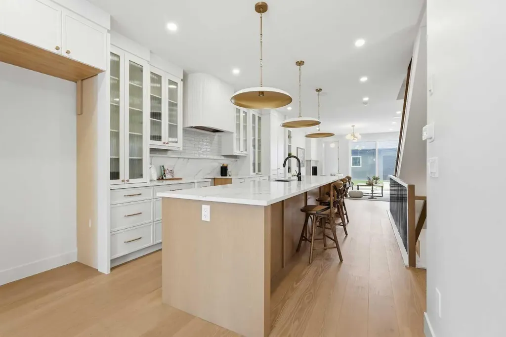 2521 19a Street SW Calgary AB T2T 4Z1