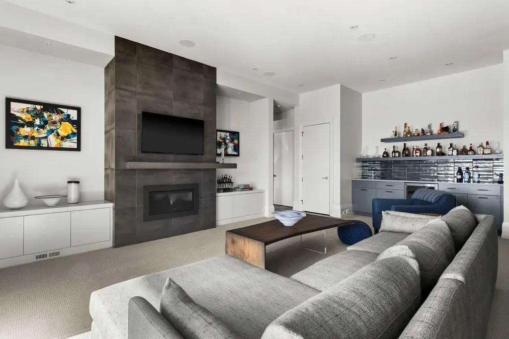 34 Elveden Heights SW Calgary AB T3H 0L1