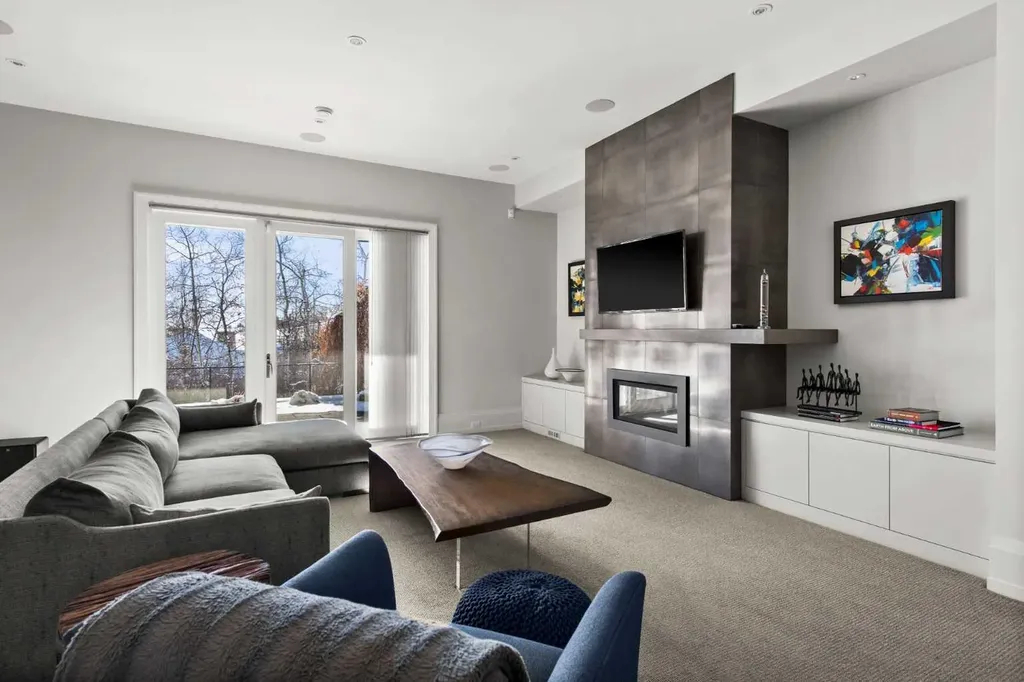 34 Elveden Heights SW Calgary AB T3H 0L1