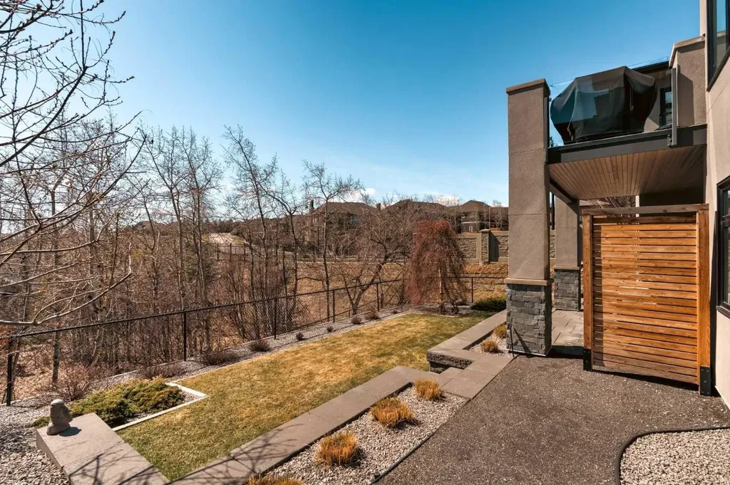 34 Elveden Heights SW Calgary AB T3H 0L1