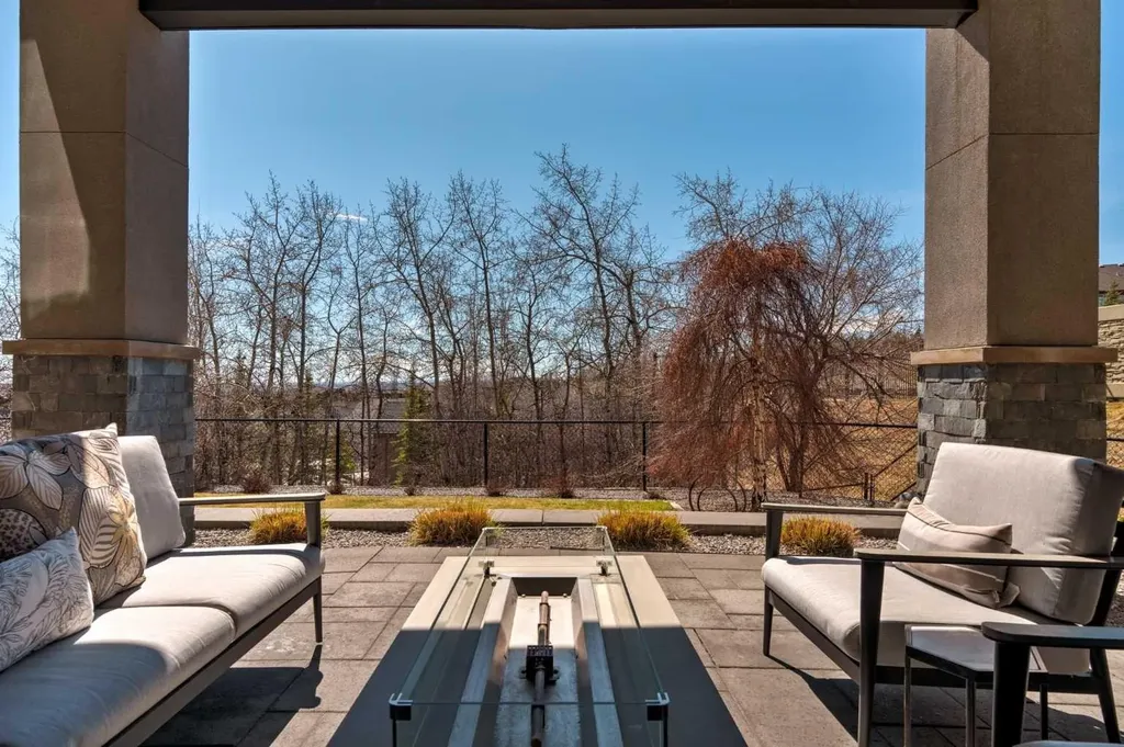 34 Elveden Heights SW Calgary AB T3H 0L1
