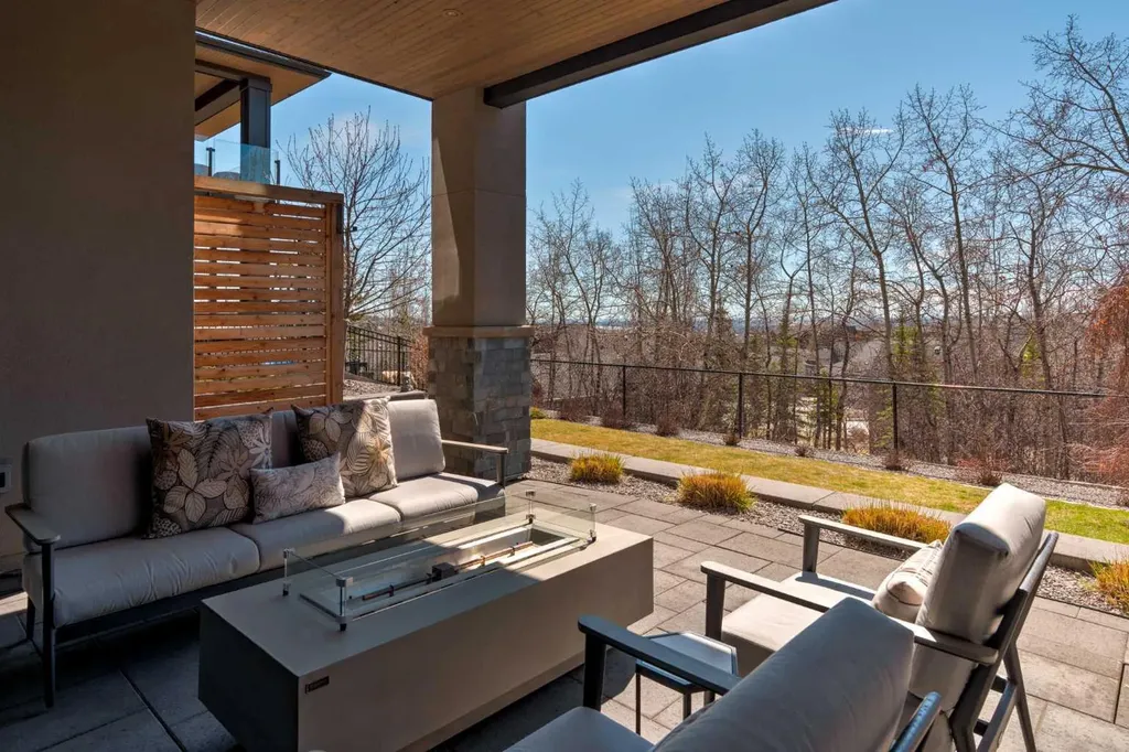 34 Elveden Heights SW Calgary AB T3H 0L1