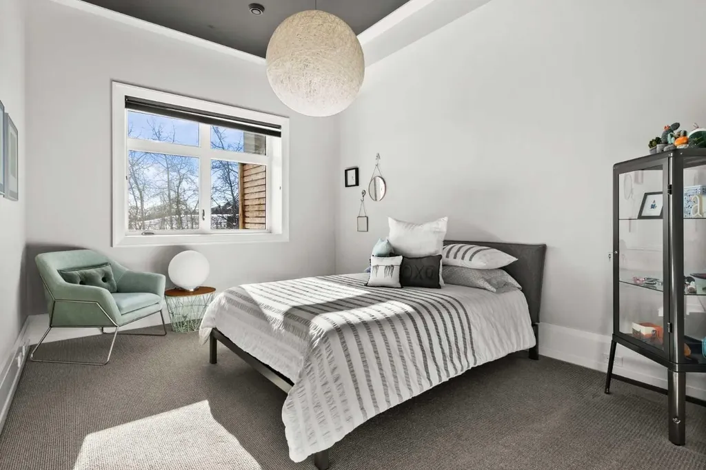 34 Elveden Heights SW Calgary AB T3H 0L1