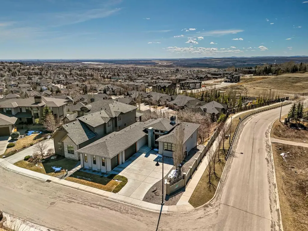 34 Elveden Heights SW Calgary AB T3H 0L1