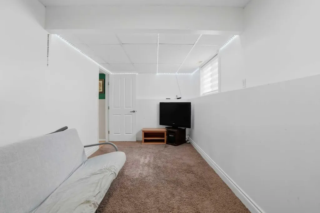 246 Martinvalley Mews NE Calgary AB T3J 4W3