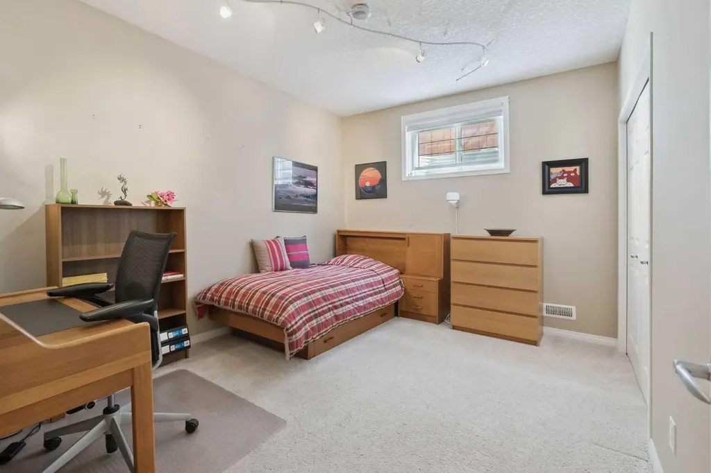 202 Tusslewood Terrace NW Calgary AB T3L 2W5