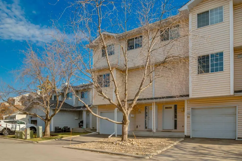 318 Hawkstone Manor NW Calgary AB T3G 3X2