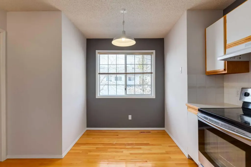 318 Hawkstone Manor NW Calgary AB T3G 3X2