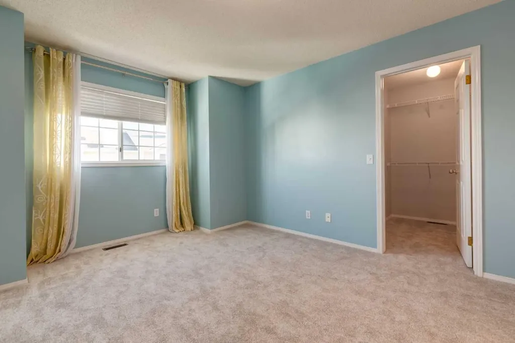 318 Hawkstone Manor NW Calgary AB T3G 3X2