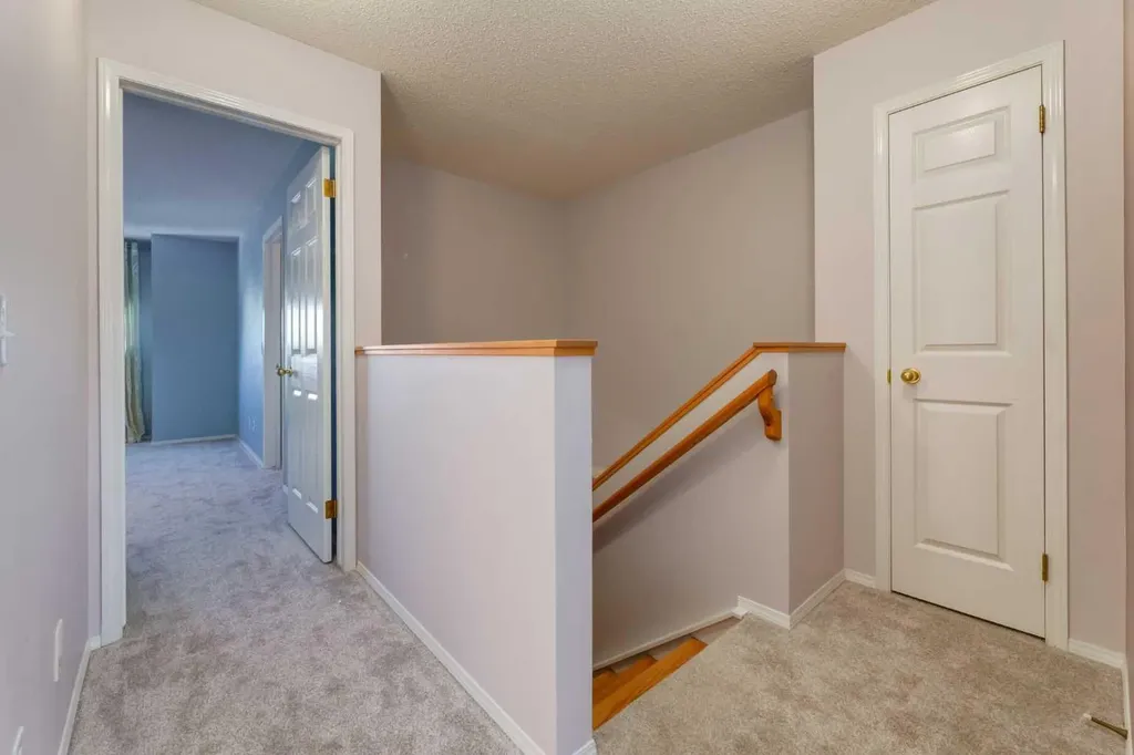 318 Hawkstone Manor NW Calgary AB T3G 3X2