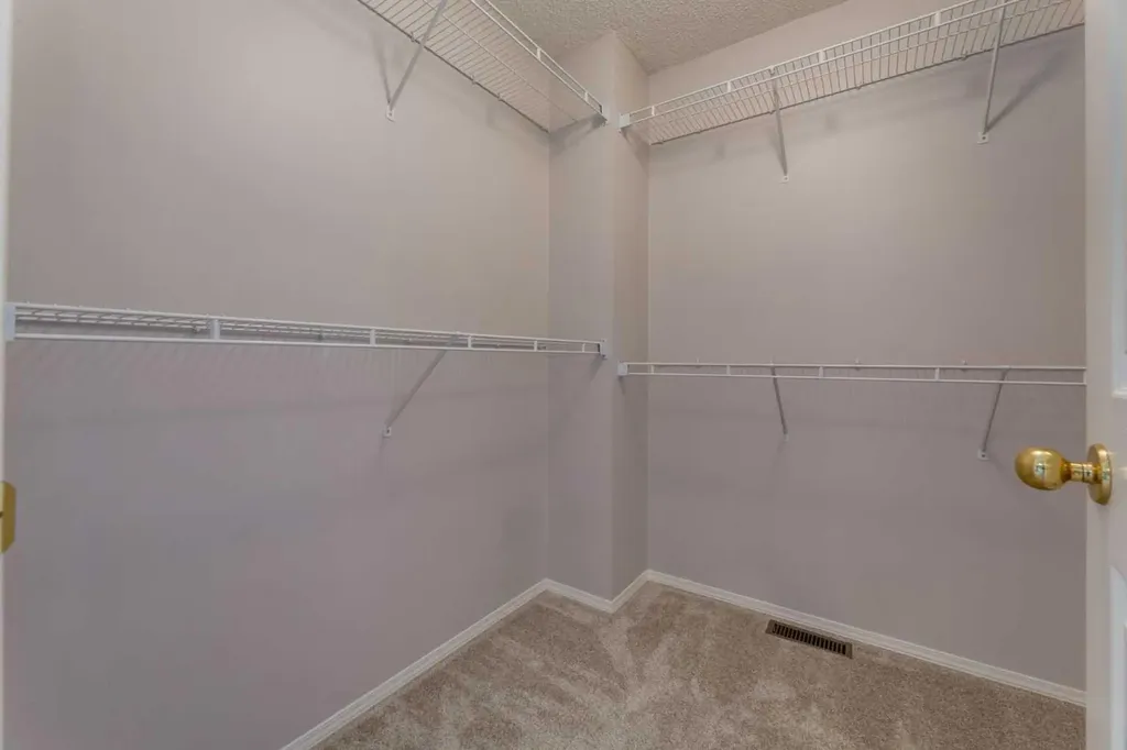 318 Hawkstone Manor NW Calgary AB T3G 3X2
