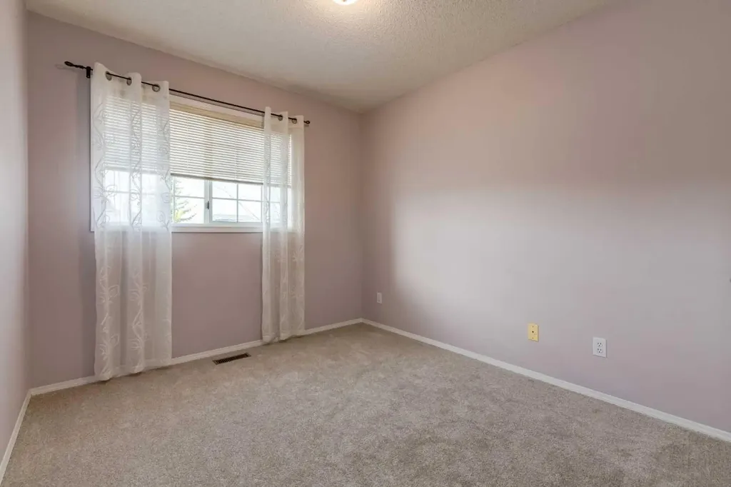 318 Hawkstone Manor NW Calgary AB T3G 3X2