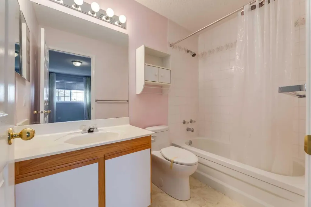 318 Hawkstone Manor NW Calgary AB T3G 3X2