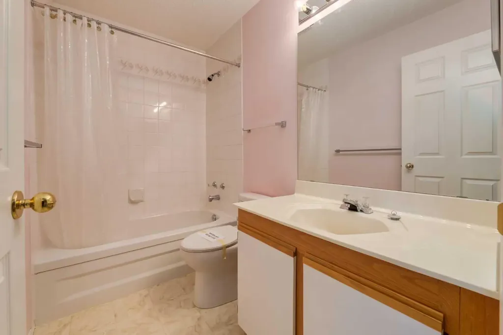318 Hawkstone Manor NW Calgary AB T3G 3X2