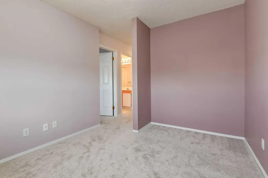 318 Hawkstone Manor NW Calgary AB T3G 3X2