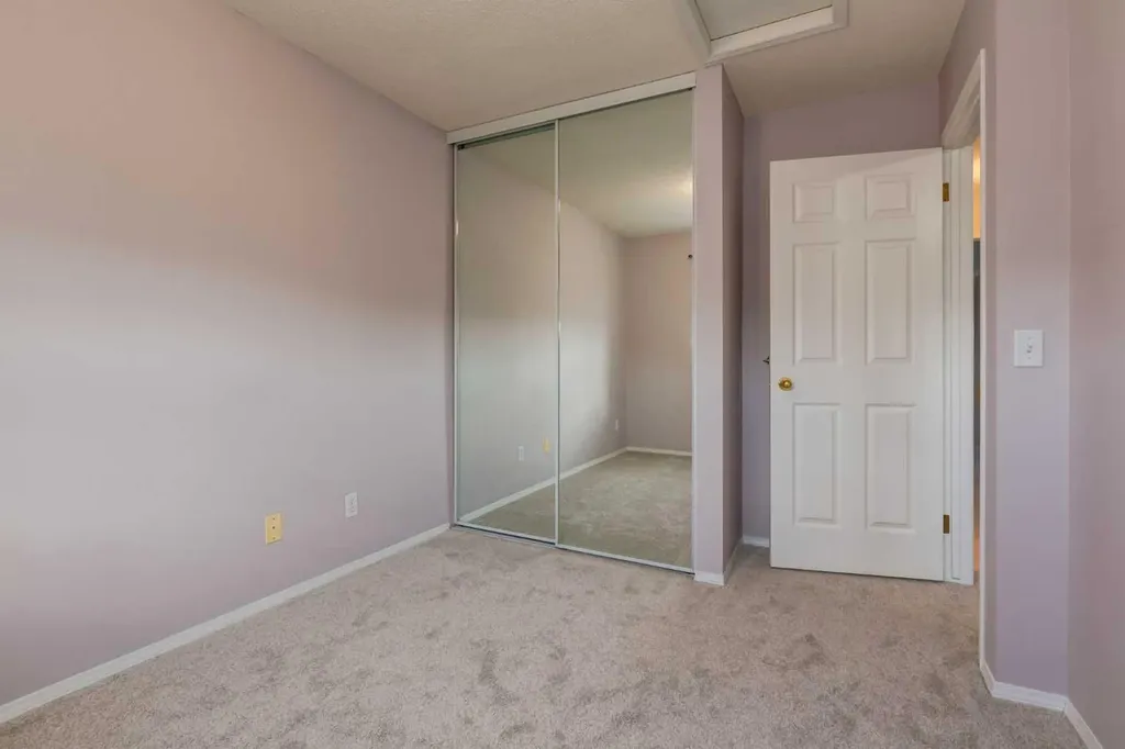 318 Hawkstone Manor NW Calgary AB T3G 3X2
