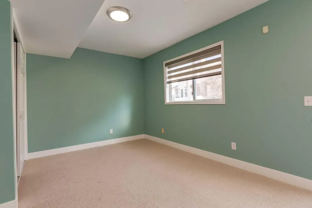 318 Hawkstone Manor NW Calgary AB T3G 3X2