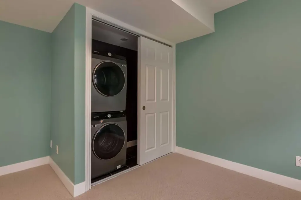 318 Hawkstone Manor NW Calgary AB T3G 3X2
